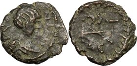Ostrogothic Italy, Athalaric (526-534). AE Nummus, Ravenna mint (?). D/ IVSTINIΛNI (blundered). Pearl-diademed, draped and cuirassed bust right. R/ At...