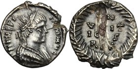Ostrogothic Italy. Witigis (536-539). AR 1/4 Siliqua in the name of Justinian I, Ravenna mint. D/ DN IVSTI-INIANAVC. Diademed, draped and cuirassed bu...