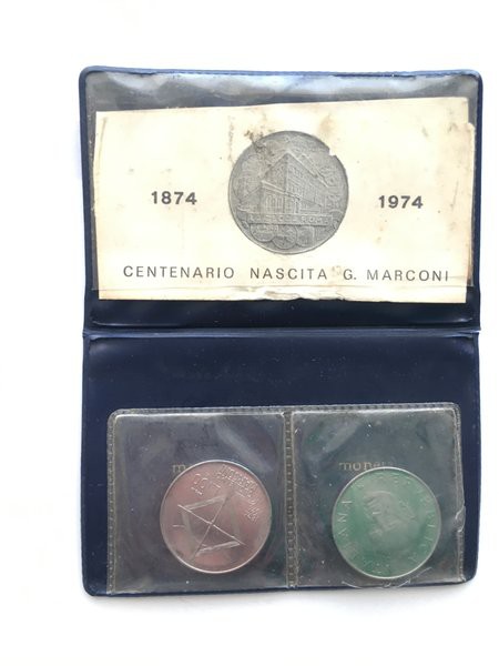 Astuccio con 100 lire e 100 lire PROVA acmonital Guglielmo Marconi, 1974. Mont. ...