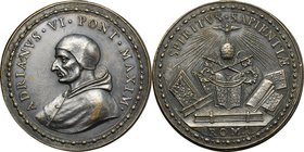 Adriano VI (1522-1523), Adriaan Florenszoon Boeyens. Medaglia di restituzione. D/ ADRIANVS VI PONT MAXIM. Busto a sinistra con camauro e mozzetta. R/ ...