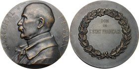 France. Henri-Philippe-Omer Pétain (1856-1951), generale e politico. Medaglia 1922. D/ MARECHAL PETAIN. Busto a sinistra. R/ DON/ DE/ L'ETAT FRANCAIS ...