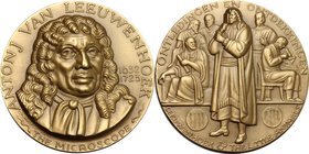 Netherlands. Antoni van Leeuwenhoek (1632 - 1723), ottico olandese. Medaglia 1970. Emessa dalla Medallic Art co. di New York. AE. mm. 44.50 Inc. Abram...