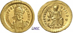 101-Théodose II (402-450)
 Solidus - Constantinople (441-450)
 Av. : Buste casqué, diadémé et cuirassé de Théodose de face,
 tenant une haste dirig...