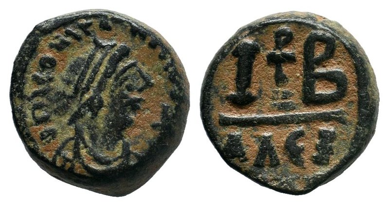 Justinian I, AE 12 nummi, 527-565 AD, Alexandria. DN IVSTINIANVS PP AVG, pearl d...