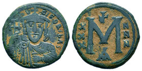 Nicephorus I. 802-811. AE Follis. Constantinople. NICOFOR' BAS', crowned bust facing with short beard, wearing chlamys, holding cross potent and akaki...