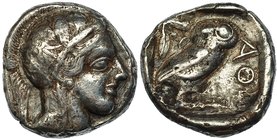 ÁTICA. ATENAS. Tetradracma (449-413 a.C.). A/ Cabeza de Atenea con casco a der. R/ Dentro de cuadrado incuso, lechuza; detrás rama de olivo y crecient...