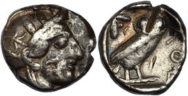 ÁTICA. ATENAS. Tetradracma (454-404 a.C.). A/ Cabeza de Atenea con casco ornamentado a der. R/ Lechuza mirando de frente con rama de olivo y ley. AϴE....