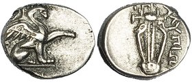 IONIA. TEOS. Óbolo (siglo IV-III a.C.). A/ Grifo sentado con pata izq. levantada. R/ Lira con ley. arriba y a der. AR 0,95 g. COP-1460/65. MBC.