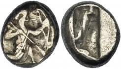 PERSIA. Reyes aqueménidas (Darío I - Jerjes II). Shekel (485-420 a.C.). Sardes. A/ Rey arrodillado a der. con arco y lanza. R/ Rectángulo incuso. AR 5...