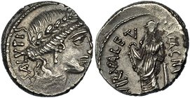 ACILIA. Denario. Roma (55 a.C.). A/ SALVTIS de abajo a arriba. R/ MN. ACILIVS III VIR. VALETV.; ley. vertical y circular. FFC-96. SB-8. Ligeramente de...