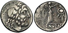 CORNELIA. Quinario. roma (88 a.C.). A/ Cabeza de Júpiter a der. R/ Victoria coronando trofeo; en el exergo CN LENT. CRAW-345.2. Vanos. MBC.