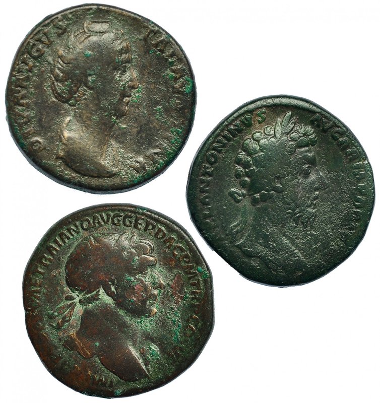 Lote de 3 sestercios: TRAJANO, R/ AEQVITAS; RIC-497; MARCO AURELIO, R/ VICTORIA;...