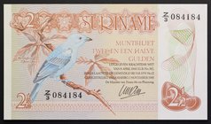 Suriname 2 1/2 Gulden 1985
P# 119; № Z/3 084184; UNC