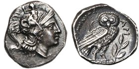 CALABRE, TARENTE, AR drachme, vers 280-272 av. J.-C. D/ T. casquée d''Athéna à d., le casque orné de Scylla R/ Chouette à d., t. de f. A d., API au-de...