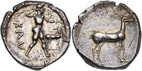 BRUTTIUM, CAULONIA, AR statère, 470-440 av. J.-C. D/ Apollon deb. à d., brandissant un rameau et ten. un petit daimon courant sur son bras g. tendu. A...