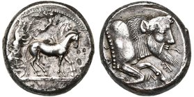 SICILE, GELA, AR tétradrachme, 480-470 av. J.-C. D/ Aurige conduisant un quadrige au pas à d. Au-dessus, Niké volant à d. et cour. les chevaux. R/ C-E...