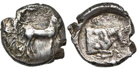 SICILE, GELA, AR tétradrachme, 430-425 av. J.-C. D/ Aurige conduisant un quadrige au pas à d. Au-dessus, une couronne. R/ Protome de taureau androcéph...