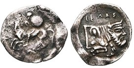 SICILE, GELA, AR litre, 430-425 av. J.-C. D/ Cavalier casqué, armé d''un bouclier et d''une lance, au galop à g. R/ Protome de taureau androcéphale à ...