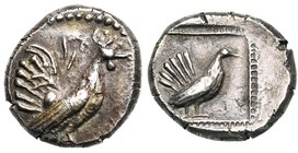 SICILE, HIMERA, AR drachme, vers 500 av. J.-C. D/ Coq à d. Au-dessus, . R/ Poule à g. entourée d''une bordure striée dans un carré creux. Kraay, Hime...
