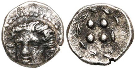 SICILE, HIMERA, AE trias, vers 412-409 av. J.-C. D/ T. de nymphe de trois-quarts...
