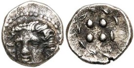 SICILE, HIMERA, AE trias, vers 412-409 av. J.-C. D/ T. de nymphe de trois-quarts à g. R/ Quatre globules dans une couronne. HGC 455 var.; Calciati 45,...