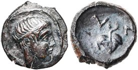 SICILE, NAXOS, AE onkia, vers 425-420 av. J.-C. D/ Jeune t. masculine à d. les cheveux retenus par la taenia. R/ N A Feuille de lierre. En dessous, un...