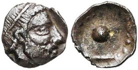 SICILE, NAXOS (?), 1/4 litre. D/ T. barbue de Dionysos à d. R/ Globule dans un cercle perlé. Cahn, Naxos, -. 0,11g Extrêmement rare.

Très Beau à Su...