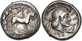 SICILE, SYRACUSE, AR tétradrachme, vers 485-479 av. J.-C. D/ Quadrige au pas à d., les chevaux cour. par Niké volant à d. R/ ΣVRA-KOΣΙ-O-N T. d''Aréth...