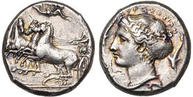 SICILE, SYRACUSE, AR tétradrachme, vers 405 av. J.-C. Style de Parmenides. D/ Quadrige au galop à g., les t. de deux chevaux de f., l''aurige ten. les...