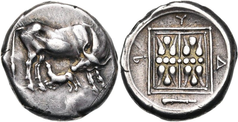 ILLYRIE, DYRRHACHION, AR statère, 400-350 av. J.-C. D/ Vache à d., allaitant son...