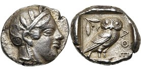ATTIQUE, ATHENES, AR tétradrachme, vers 449-420 av. J.-C. D/ T. casquée d''Athéna à d., le casque l. et orné d''un fleuron. R/ AE Chouette à d., t. d...