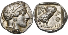 ATTIQUE, ATHENES, AR tétradrachme, vers 410 av. J.-C. D/ T. d''Athéna casquée à d., le casque orné d''un fleuron et de trois feuilles d''olivier. R/ C...