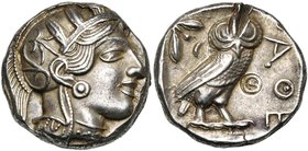 ATTIQUE, ATHENES, AR tétradrachme, vers 480-450 av. J.-C. D/ T. casquée d''Athéna à d., le casque l. et orné d''un fleuron. R/ AΘE Chouette à d., t. d...