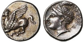 CORINTHE, AR drachme, 350-338 av. J.-C. D/ Pégase volant à g. En dessous, . R/ T. d''Aphrodite à g., portant un pendant d''oreille et un collier, les...