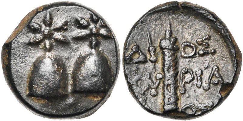 COLCHIDE, DIOSKOURIAS, AE bronze, 2e s. av. J.-C. D/ Les deux bonnets des Dioscu...