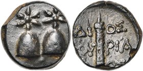 COLCHIDE, DIOSKOURIAS, AE bronze, 2e s. av. J.-C. D/ Les deux bonnets des Dioscures. R/ Thyrse entouré de ΔI-OΣ/KOY-PIA/Δ-OΣ. SNG BM 1021; SNG Stancom...