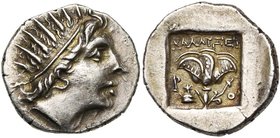 ILES DE CARIE, RHODES, ville de Rhodes, AR drachme, 88-84 av. J.-C. D/ T. r. d''Hélios à d. R/ P-O Rose avec bouton à d. Au-dessus, KAΛΛΙΞEI. En bas à...