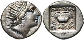 ILES DE CARIE, RHODES, ville de Rhodes, AR drachme, 88-84 av. J.-C. D/ T. r. d''Hélios à d. R/ P-O Rose avec bouton à d. Au-dessus, KAΛΛΙΞΕIN. En bas ...