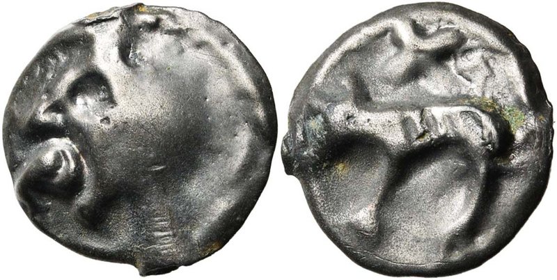 GAULE CELTIQUE, Carnutes, AE potin. D/ T. casquée à g., un globule à la place de...