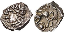 GAULE CELTIQUE, Ruteni, AR drachme, vers 118-74 av. J.-C. D/ T. à g. à chevelure torsadée et formée d''annelets. R/ Sanglier à g. En dessous et au-des...