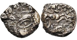 ARMORIQUE, Baiocasses, bill. statère, 2e-1er s. av. J.-C. Type au sanglier. D/ T. à d., l''oeil en amande, les cheveux disposés en grosses mèches, un ...