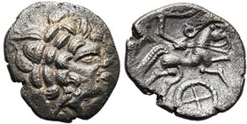 ARMORIQUE, Redones, AR statère, 1er s. av. J.-C. D/ T. l. à d., avec une abondante chevelure disposée en trois ondulations, une ligne perlée devant la...