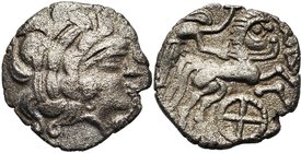 ARMORIQUE, Redones, AR statère, 1er s. av. J.-C. D/ T. l. à d., avec une abondante chevelure disposée en trois ondulations, une ligne perlée devant la...