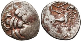 ARMORIQUE, Redones, AR statère, 1er s. av. J.-C. D/ T. l. à d., avec une abondante chevelure disposée en trois ondulations, une ligne perlée devant la...