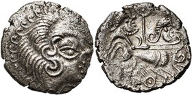 ARMORIQUE, Coriosolites, bill. statère, vers 50 av. J.-C. Type au nez orné. D/ T. à d., les cheveux disposés en trois enroulements, le nez schématisé ...