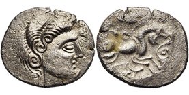 ARMORIQUE, Coriosolites, bill. statère, vers 50 av. J.-C. Type au nez droit. D/ T. à d., le nez droit, les cheveux disposés en trois enroulements, ent...