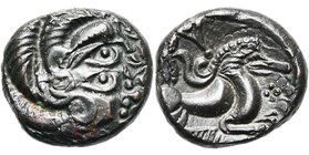 ARMORIQUE, Coriosolites, bill. statère, vers 50 av. J.-C. Type au nez en forme d''epsilon. D/ T. à d., le nez en forme d''epsilon, les cheveux disposé...