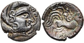 ARMORIQUE, Coriosolites, bill. statère, vers 50 av. J.-C. Type au nez pointé. D/ T. à d., les cheveux disposés en trois enroulements, entourée de lign...