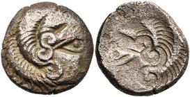 ARMORIQUE, Coriosolites, bill. statère, vers 50 av. J.-C. Type au nez pointé. D/ T. à d., les cheveux disposés en trois enroulements, entourée de lign...