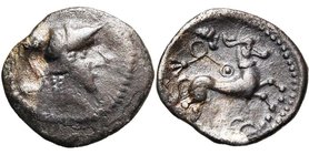 ARMORIQUE, Aulerci Cenomani, AR minimus. D/ T. casquée d''Athéna à d., trois mèches perlées tombant sur la nuque. R/ Cheval galopant à d., surmonté d'...
